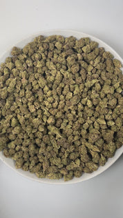 PUFFY Frosted ORZ (smalls) is an indica-dominant hybrid THCa strain, crafted from the legendary lineage of Cookies N Cream × Secret Weapon. The aroma is a rich and enticing blend of creamy sweetness, smooth vanilla, and earthy, dank undertones. Visually striking, the dense green buds showcase subtle purple hues, fiery orange hairs, and a heavy coat of frosty trichomes. Consumers often note an uplifting spark of creativity and euphoria that flows into a relaxed, calm state while keeping conversations lively.