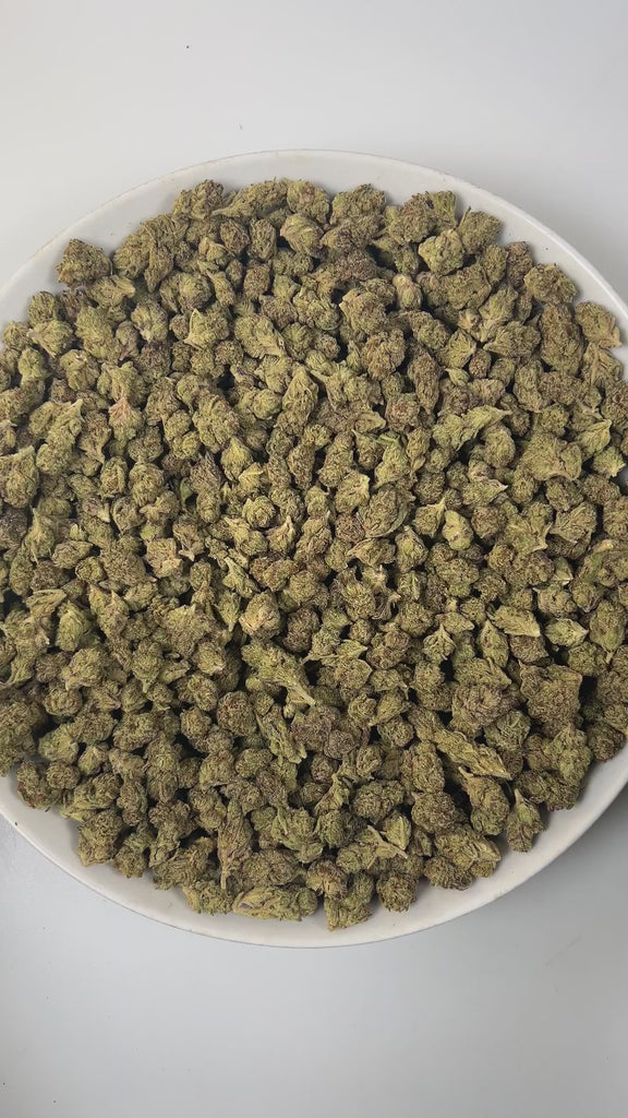 PUFFY Frosted ORZ (smalls) is an indica-dominant hybrid THCa strain, crafted from the legendary lineage of Cookies N Cream × Secret Weapon. The aroma is a rich and enticing blend of creamy sweetness, smooth vanilla, and earthy, dank undertones. Visually striking, the dense green buds showcase subtle purple hues, fiery orange hairs, and a heavy coat of frosty trichomes. Consumers often note an uplifting spark of creativity and euphoria that flows into a relaxed, calm state while keeping conversations lively.