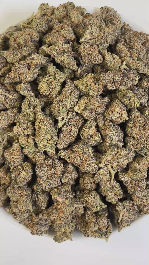 PUFFY Lemon Slam is a Sativa-dominant hybrid THCa strain crafted from a powerhouse cross of Gelonade × Oreo Blizzard. The aroma is a bold and vibrant blend of lemon, gassy notes, spicy undertones, and a refreshing citrusy finish, offering a complex and invigorating scent profile. Visually, the buds showcase a vibrant blend of light to deep green tones, coated in a dense layer of sparkling trichomes that create a frosty, jewel-like appearance. Consumers often describe the experience as a surge of vibrant ene