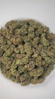 PUFFY Super Lemon Haze is a potent sativa THCa strain, a vibrant cross between Lemon Skunk and Super Silver Haze. The aroma is a vibrant mix of zesty lemon and sour notes, complemented by a gassy kick and a refreshing hint of lemongrass. Visually striking, its dense buds range from deep green to rich purple, generously frosted with sparkling trichomes and accented by vivid orange hairs. Consumers often report that it provides an energizing boost, elevates mood with a sense of euphoria, and sharpens mental c