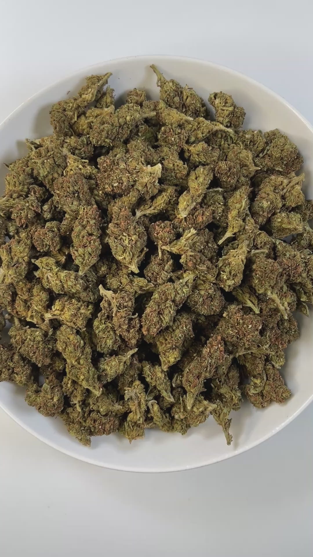 PUFFY Peach Ringz is an indica-dominant hybrid THCa strain born from the flavorful cross of Marionberry and Eddy OG. The aroma is a delightful blend of sweet, juicy peaches, subtle candied sugar, and the soft, sun-ripened essence of apricots. Visually, the buds are bushy and densely packed, covered in glistening trichomes with minty  green tones and dark olive undertones. Consumers frequently describe this strain as offering a harmonious experience, starting with a light, uplifting mental clarity that brigh