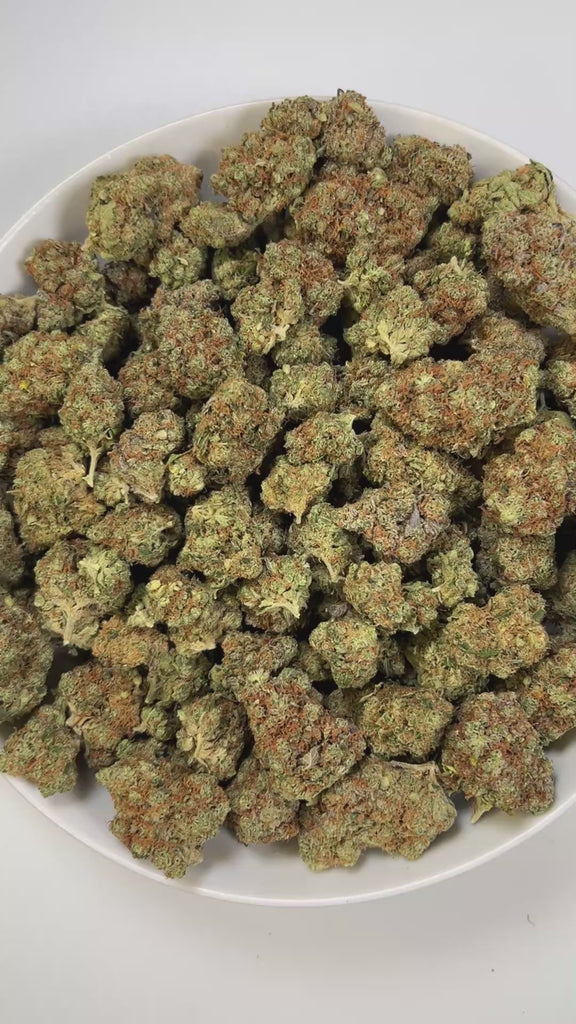 PUFFY Blueberry Jack is a balanced hybrid THCa strain, expertly crafted from a potent cross between Jack Herer × DJ Short Blueberry. Aroma is a sharp blend of sour blueberries layered with pungent gas and a hint of chemical sharpness. Visually, medium to large buds show a dense structure, green to purple hues, bright pistils, and a frosty trichome coat. Consumers often report an uplifting, euphoric high that boosts mood and focus with cerebral energy, balanced by light physical relaxation.
