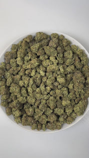 PUFFY Diesel Frost is a sativa-dominant hybrid THCa strain, crafted from a diesel‑infused lineage. The aroma bursts with bold diesel notes, complemented by zesty hints of lime and a fresh, piney undertone. Visually, the buds are dense and vibrant green, interlaced with deep purple hues and fiery orange pistils, all generously coated in glistening, sticky trichomes. Consumers often report a cerebral, uplifting onset that sparks energy, creativity, and focus, gradually flowing into gentle body relaxation, mak