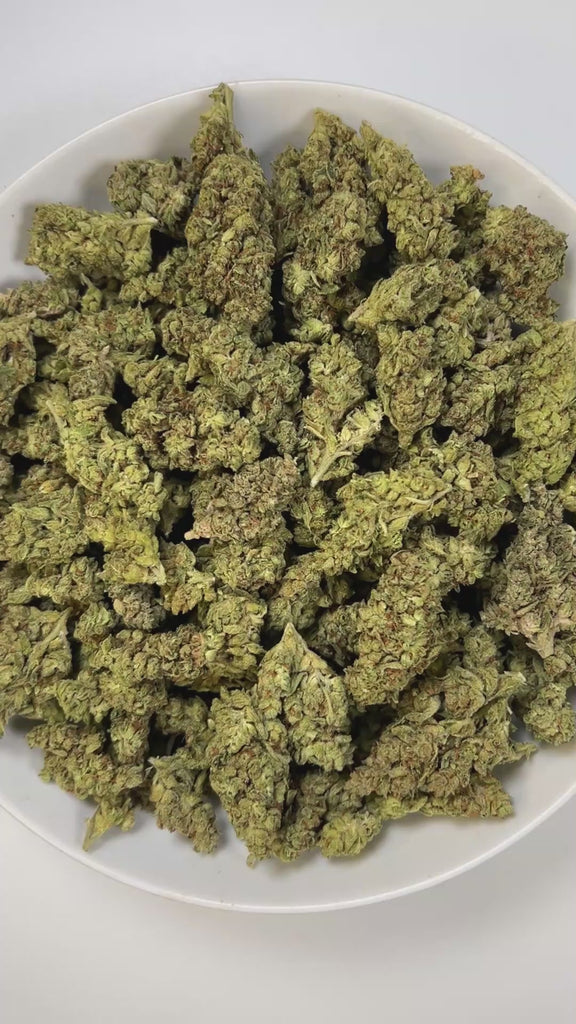 PUFFY Julius Caesar is a balanced hybrid THCa strain, born from the renowned cross of SoCal Master Kush and SFV OG Kush. Aroma is earthy and grounding, lifted by a bright splash of citrus for a refreshing finish. Visually striking, the dense buds are frosted with thick trichome coverage, accented by purple-tinged sugar leaves and vivid orange pistils. Consumers often report a bright, euphoric lift that smoothly transitions into soothing relaxation, making it a versatile choice for both social and unwinding 