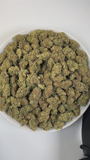 PUFFY Super Lemon Haze is a potent sativa THCa strain, a vibrant cross between Lemon Skunk and Super Silver Haze. The aroma is a vibrant mix of zesty lemon and sour notes, complemented by a gassy kick and a refreshing hint of lemongrass. Visually striking, its dense buds range from deep green to rich purple, generously frosted with sparkling trichomes and accented by vivid orange hairs. Consumers often report that it provides an energizing boost, elevates mood with a sense of euphoria, and sharpens mental c