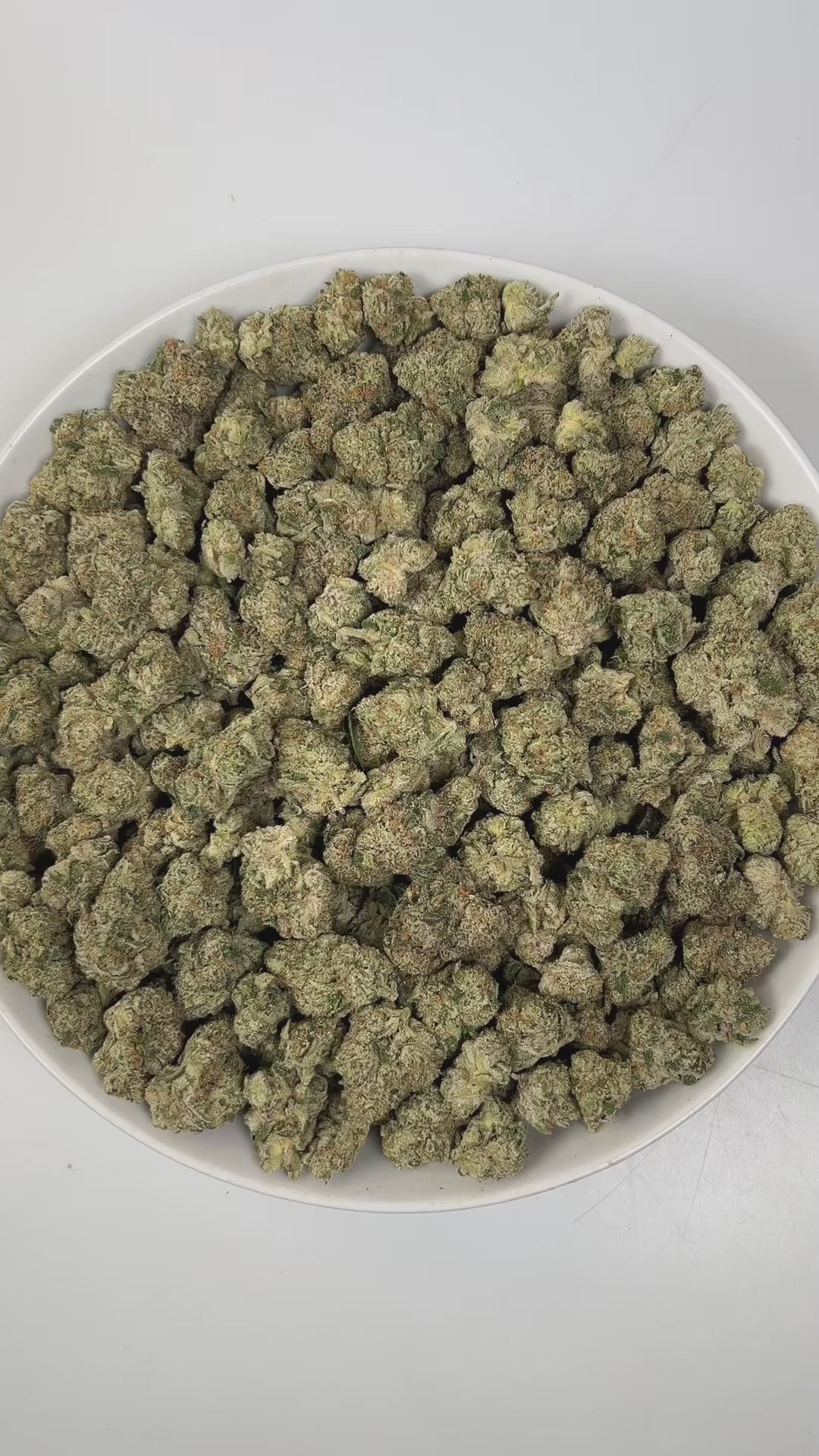 PUFFY Georgia Pie is an indica-dominant hybrid THCa strain, born from the renowned fusion of Gelatti × Kush Mints. The aroma is a juicy blend of ripe melons and tropical fruit, layered with a distinct gassy undertone that adds depth and a bold, pungent edge to the profile. Visually, dense emerald green buds with purple hues and fiery orange pistils are coated in sticky trichomes. Consumers often report a soothing, body-relaxing experience paired with a mellow yet uplifted and gently active headspace, reflec