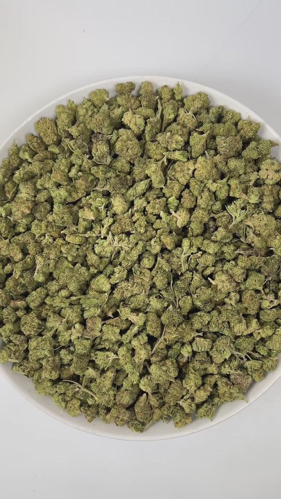 PUFFY Charlotte’s Web (smalls) is a sativa-dominant hybrid THCa strain. The exact parent genetics were never disclosed, but it is believed to have been bred from high-CBD hemp with extremely low THC levels. The aroma is a delightful blend of sweet strawberry, smooth cream, and a bold hint of diesel, creating a rich and enticing fragrance experience. Visually, the dense buds display green tones with deep purple hues, vibrant orange pistils, and a frosty trichome coating. Consumers often report feeling euphor