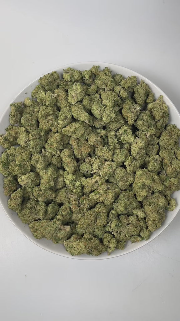 PUFFY Rizzler OG is a sativa-dominant hybrid THCa strain, crafted from the renowned XJ‑13 genetics. The aroma is a captivating blend of earthy undertones, zesty citrus notes, and a hint of warming spice, creating a sensory experience that delights the senses. Visually, dense green buds with purple hues and fiery orange pistils are coated in sticky trichomes. Consumers often report a bright, uplifting, and euphoric high that sparks creativity, sharpens focus, and elevates mood.