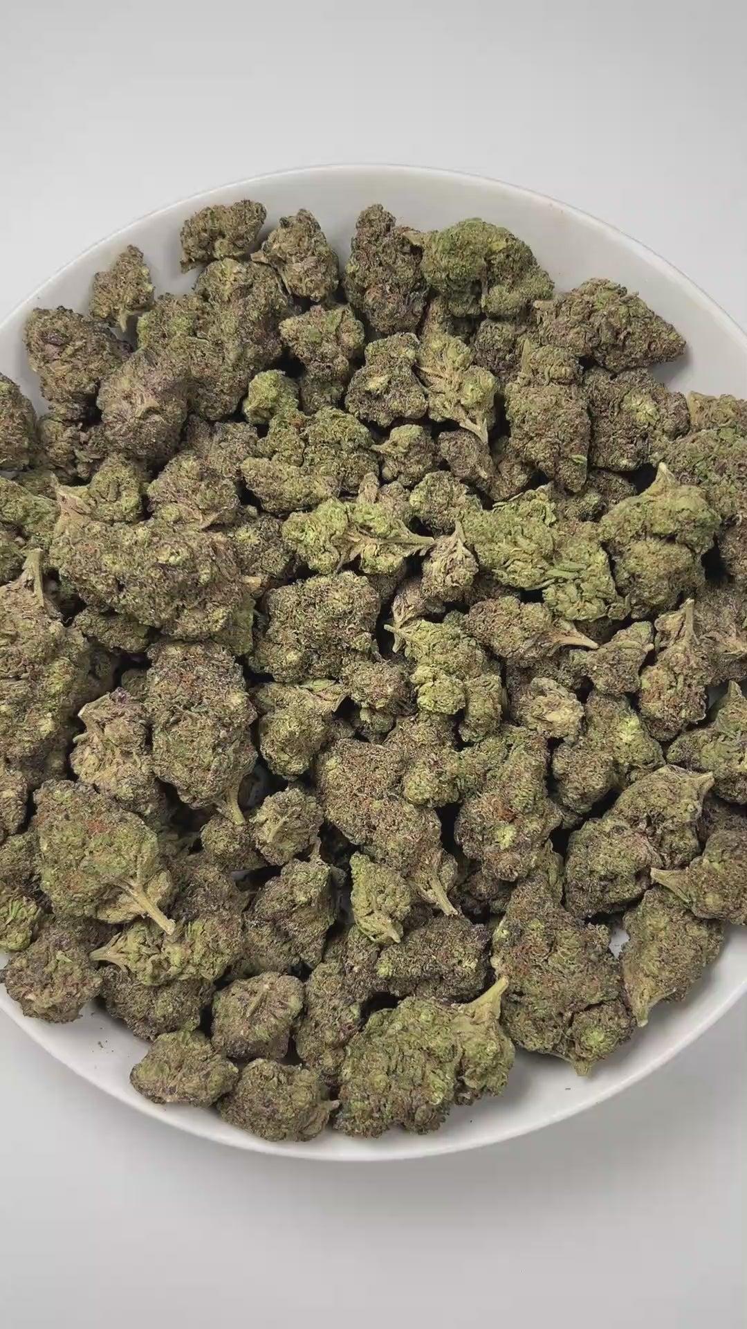 PUFFY Gushers is an indica-dominant hybrid THCa strain, created by crossing Gelato #41 and Triangle Kush. The aroma is a rich blend of sweet, doughy notes layered with a deep earthy undertone. Visually, the buds impress with dense forest-green hues and purple accents, orange pistils and frosty trichomes. Consumers often report a bright, euphoric head rush that gradually melts into a calm, full-bodied relaxation.
