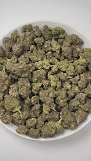 PUFFY Gushers is an indica-dominant hybrid THCa strain, created by crossing Gelato #41 and Triangle Kush. The aroma is a rich blend of sweet, doughy notes layered with a deep earthy undertone. Visually, the buds impress with dense forest-green hues and purple accents, orange pistils and frosty trichomes. Consumers often report a bright, euphoric head rush that gradually melts into a calm, full-bodied relaxation.
