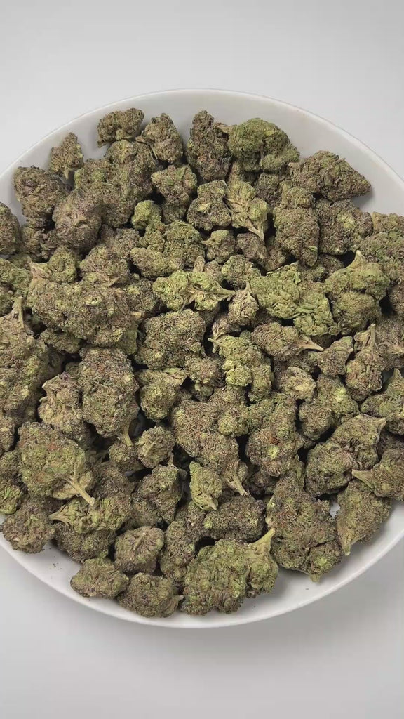 PUFFY Gushers is an indica-dominant hybrid THCa strain, created by crossing Gelato #41 and Triangle Kush. The aroma is a rich blend of sweet, doughy notes layered with a deep earthy undertone. Visually, the buds impress with dense forest-green hues and purple accents, orange pistils and frosty trichomes. Consumers often report a bright, euphoric head rush that gradually melts into a calm, full-bodied relaxation.
