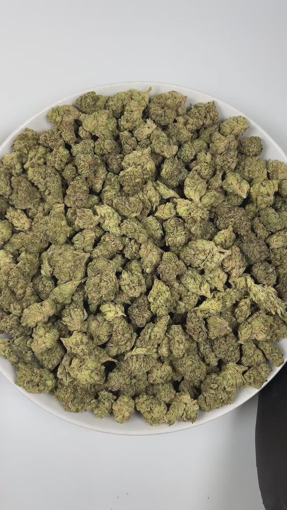 PUFFY Cream Pop is an indica-dominant hybrid THCa strain, created from the flavorful cross of Milk & Cookies × Red Pop. The aroma is creamy and rich, with notes of sweet vanilla and a refreshing hint of citrus. Visually, the buds are dense and dark green with striking purple hues, adorned with vibrant orange pistils and a sparkling layer of crystal trichomes. Consumers often report an initial lifted euphoria that gradually gives way to a sense of calm and happiness, accompanied by physical relaxation.