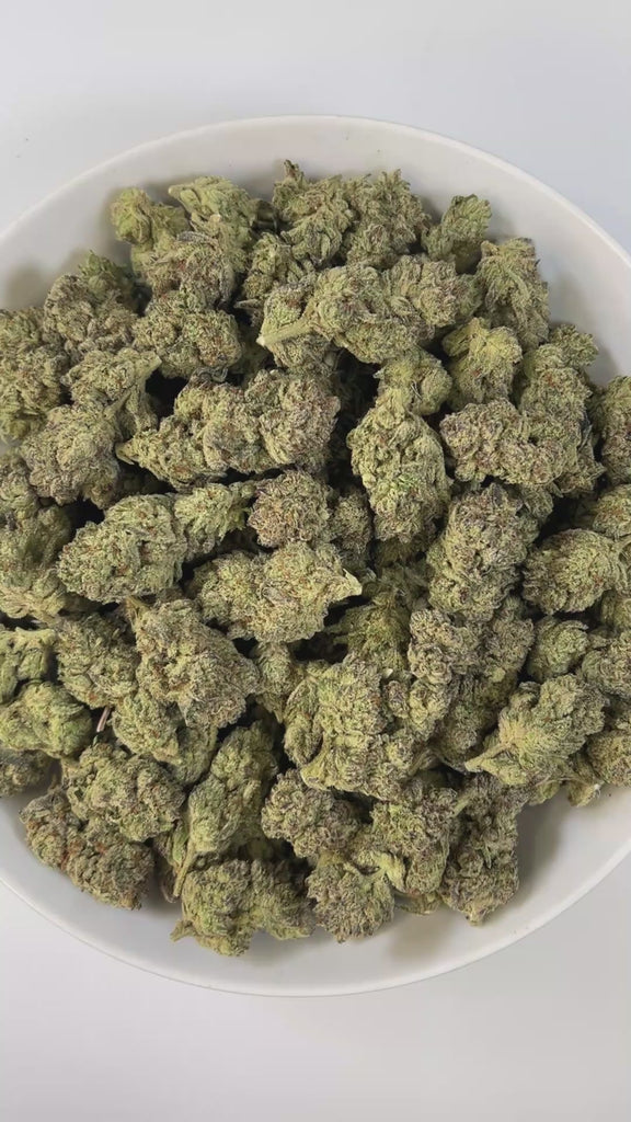 PUFFY Frosted ORZ is an indica-dominant hybrid THCa strain, crafted from the legendary lineage of Cookies N Cream × Secret Weapon. Aroma is rich and indulgent, blending doughy sweetness with smooth chocolate and a creamy finish. Visually striking, the dense green buds showcase subtle purple hues, fiery orange hairs, and a heavy coat of frosty trichomes. Consumers often note an uplifting spark of creativity and euphoria that flows into a relaxed, calm state while keeping conversations lively.
