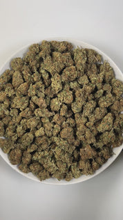 PUFFY Lemon Haze is a sativa-dominant hybrid THCa strain, born from a legendary cross of Lemon Skunk × Silver Haze. The aroma opens with bright, zesty lemon, layered with warm spice and subtle herbal notes that create a fresh yet complex sensory profile. Visually, dense lime-green buds with purple hues and fiery orange pistils are coated in sticky, glistening trichomes. Consumers often report uplifting euphoria and happiness, increased energy, sociability, and creativity, paired with clear-headed focus and 