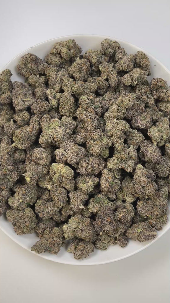 PUFFY White Runtz is a balanced hybrid THCa strain, created from a cross between Gelato and ZKZ. The aroma is a vibrant mix of sweet fruitiness, pungent gassy tones, and a refreshing hint of cool mint. Visually, the buds are dense and frosty, showcasing vibrant green hues with occasional purple accents, all coated in a thick layer of white trichomes. Consumers often report feeling euphoric, uplifted, and in a better mood, with a calming and relaxing effect that doesn’t lead to heavy sedation.
