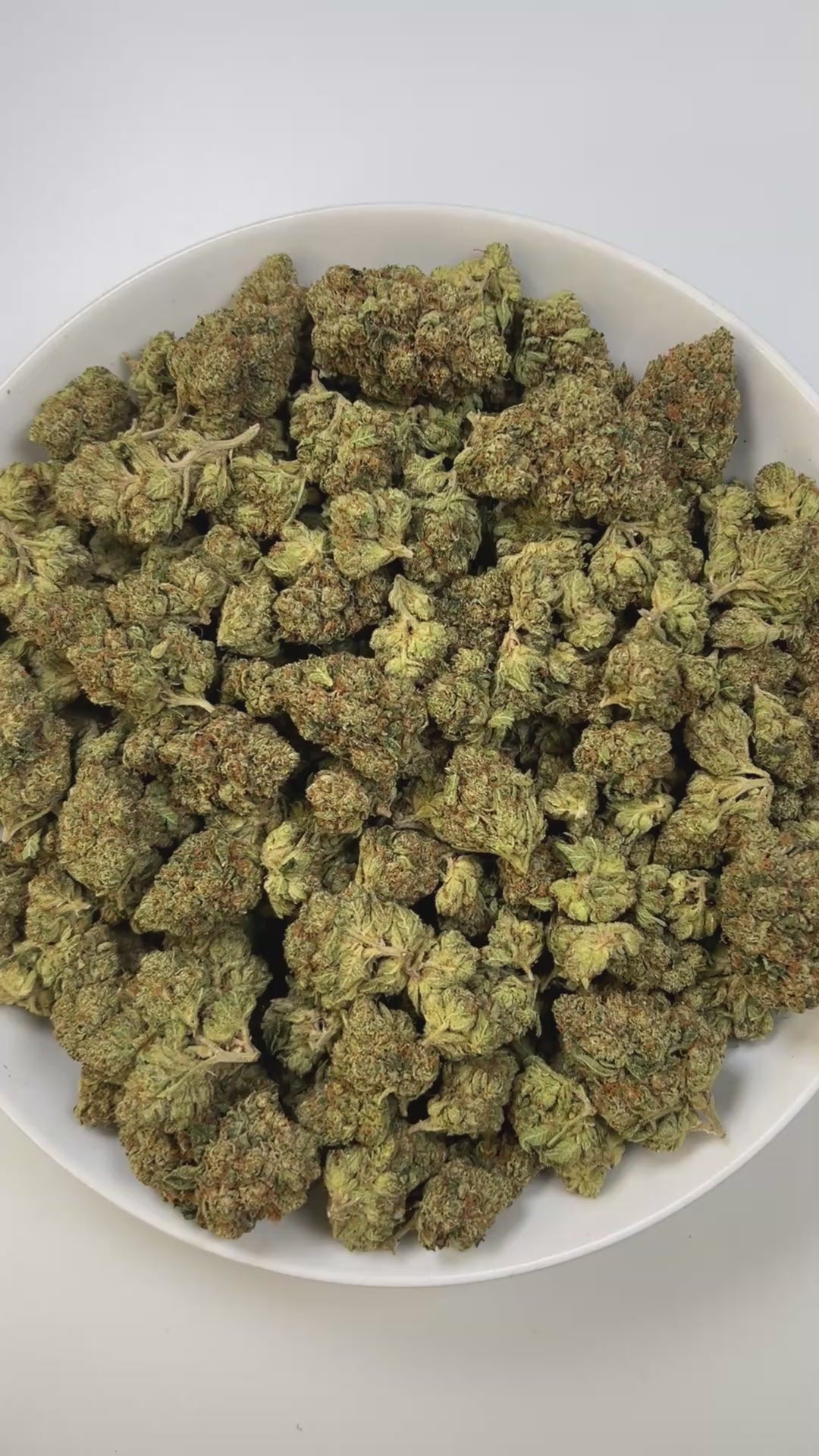 PUFFY King Louis XIII is an indica-dominant hybrid THCa strain, crafted from the legendary lineage of OG Kush × LA Confidential. The aroma is rich and bold, with strong gassy notes layered over hints of pine and a touch of warm, earthy spices. Visually, the buds are dense and dark green with bright orange pistils and a sparkling, sticky trichome coat. Consumers often report a powerful body high that eases into deep relaxation, pairing euphoric calm with a soothing finish that makes it best suited for evenin