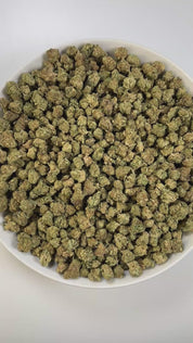 PUFFY Dosido (smalls) is an indica-dominant hybrid THCa strain, born from the legendary cross of Girl Scout Cookies (GSC) × Face Off OG. The aroma carries an earthy base accented by herbal undertones and a touch of warm spice. Visually striking, with dense medium buds in deep green and purple tones, accented by bright orange pistils and a frosty coat of milky-white trichomes. Consumers often report a calming body high with uplifting mental clarity, making it a favorite for balanced relaxation and relief.
