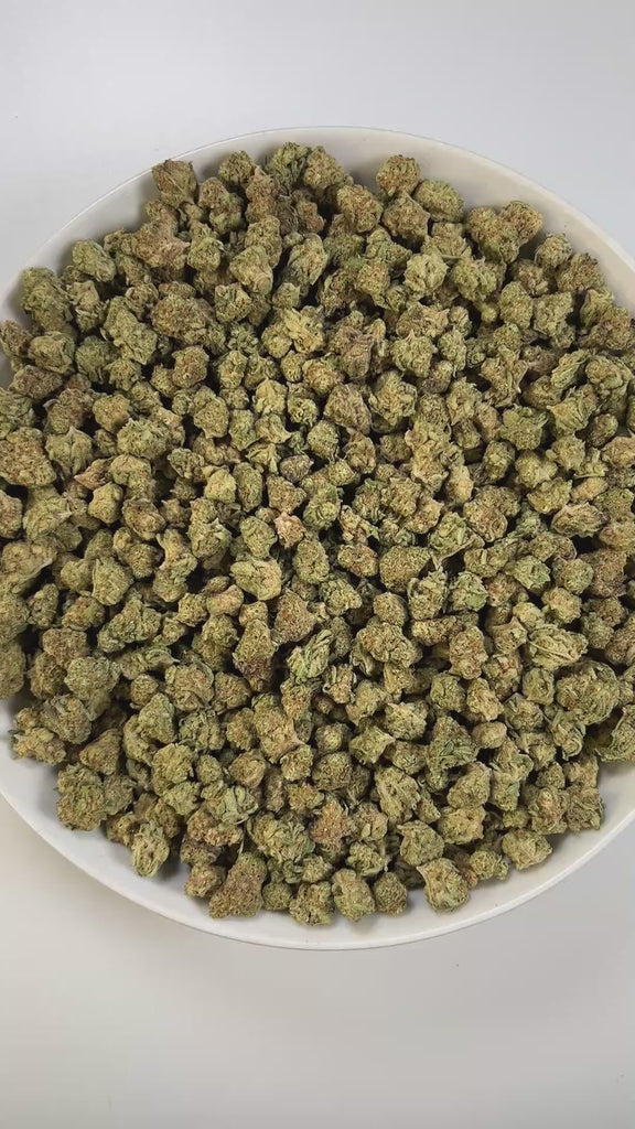 PUFFY Dosido (smalls) is an indica-dominant hybrid THCa strain, born from the legendary cross of Girl Scout Cookies (GSC) × Face Off OG. The aroma carries an earthy base accented by herbal undertones and a touch of warm spice. Visually striking, with dense medium buds in deep green and purple tones, accented by bright orange pistils and a frosty coat of milky-white trichomes. Consumers often report a calming body high with uplifting mental clarity, making it a favorite for balanced relaxation and relief.
