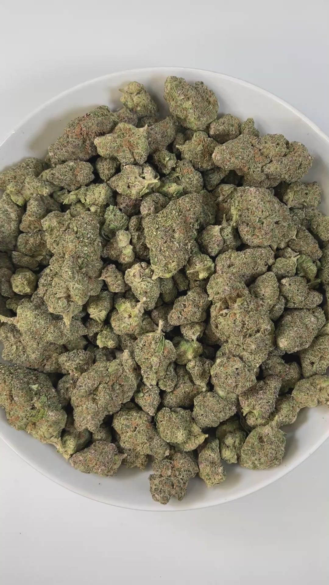 PUFFY Super Boof is a balanced hybrid THCa strain created by crossing Black Cherry Punch and Tropicana Cookies. The aroma bursts with bright citrus notes layered over a sweet, tropical essence. Visually, it features dense, spade-shaped buds in vibrant olive green, accented with fiery orange hairs and coated in a frosty layer of trichomes. Consumers often report effects that are uplifting, euphoric, and creatively stimulating, while also providing a sense of relaxation and mental focus.
