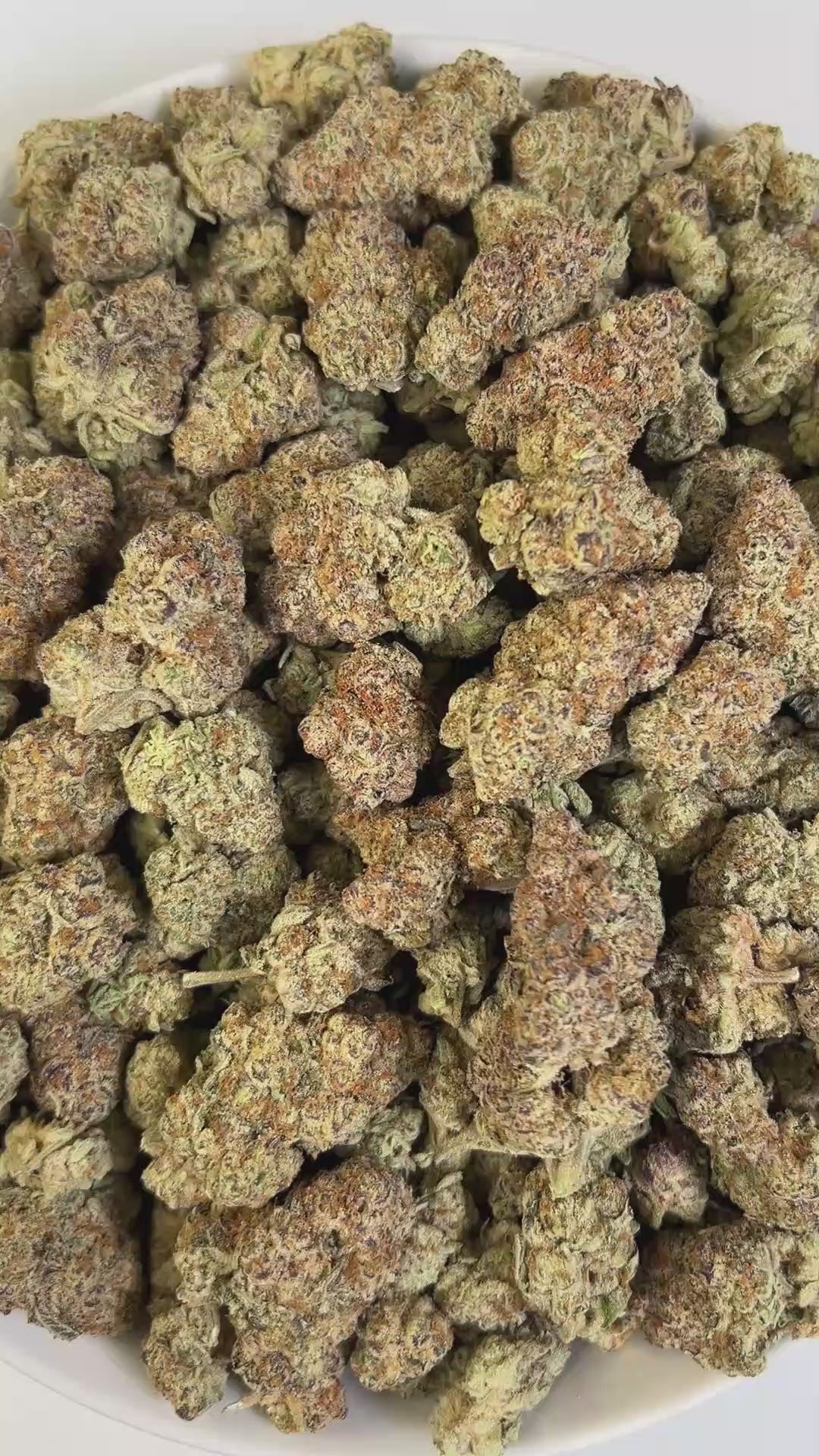 PUFFY Peanut Butter Dream is a balanced hybrid THCa strain, a vibrant cross between Do-Si-Dos and Mendo Breath F2. Aroma is a harmonious blend of sweet and nutty notes, layered with subtle herbal undertones and a deep, earthy foundation. Visually, the buds are deep forest green, dusted with frosty trichomes, with fiery pistils and hints of purple. Consumers often describe a soothing wave of relaxation, gentle euphoria, a pleasant body buzz, and a heightened appetite.

