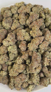 PUFFY Peanut Butter Dream is a balanced hybrid THCa strain, a vibrant cross between Do-Si-Dos and Mendo Breath F2. Aroma is a harmonious blend of sweet and nutty notes, layered with subtle herbal undertones and a deep, earthy foundation. Visually, the buds are deep forest green, dusted with frosty trichomes, with fiery pistils and hints of purple. Consumers often describe a soothing wave of relaxation, gentle euphoria, a pleasant body buzz, and a heightened appetite.

