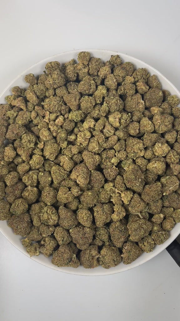 PUFFY Tangerine Dream is a sativa-dominant hybrid THCa strain, born from the masterful cross of Afghani, G13 and Neville’s A5 Haze. The aroma bursts with zesty orange, creamy sweetness, and a sharp hint of diesel. Visually, these dense buds captivate with striking lime green and royal purple hues, vibrant orange pistils, and a sparkling blanket of trichomes. Consumers often report a balanced experience of uplifting euphoria paired with gentle physical relaxation, enhancing creativity, boosting mood, and lea