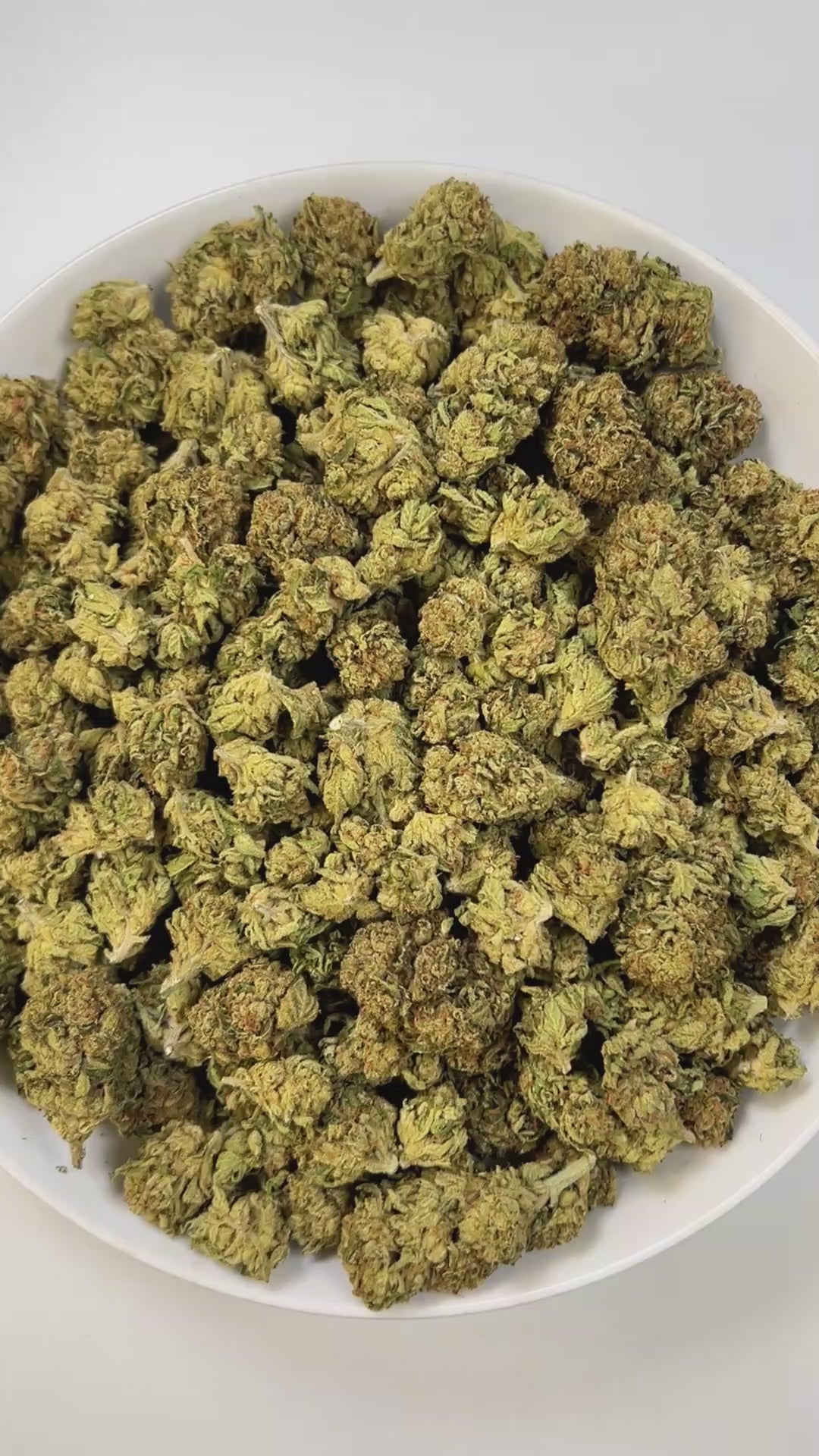 PUFFY Double Shot is a balanced hybrid THCa strain, born from the potent cross between London Pound Mintz and Jealousy. The aroma carries a bold mix of sweet apricot and tropical papaya layered with sharp, chemical undertones. Visually, the buds display deep green tones with hints of purple, bright orange hairs, and a frosty trichome coating. Consumers often report experiencing an uplifting head high that eases into deep physical relaxation and restful sleep.
