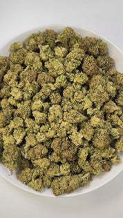 PUFFY Double Shot is a balanced hybrid THCa strain, born from the potent cross between London Pound Mintz and Jealousy. The aroma carries a bold mix of sweet apricot and tropical papaya layered with sharp, chemical undertones. Visually, the buds display deep green tones with hints of purple, bright orange hairs, and a frosty trichome coating. Consumers often report experiencing an uplifting head high that eases into deep physical relaxation and restful sleep.

