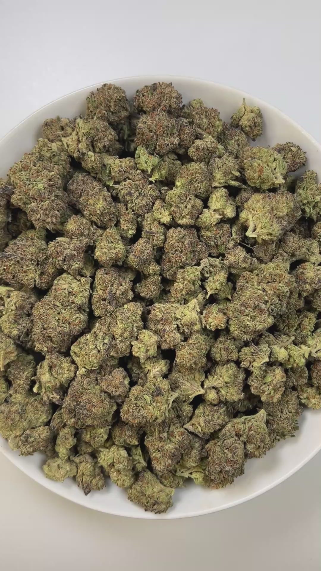 PUFFY Lava Cake is an indica-dominant hybrid THCa strain, crafted from the legendary lineage of Cross of Thin Mint × Grape Pie. The aroma is rich and inviting, with creamy, buttery notes that give off a sweet, dessert-like essence. Visually, the buds are dense with purple highlights, vibrant greens, and bright orange hairs, all dusted in frosty trichomes. Consumers often describe an initial wave of cerebral euphoria and light uplift before the experience shifts into deep physical calm.
