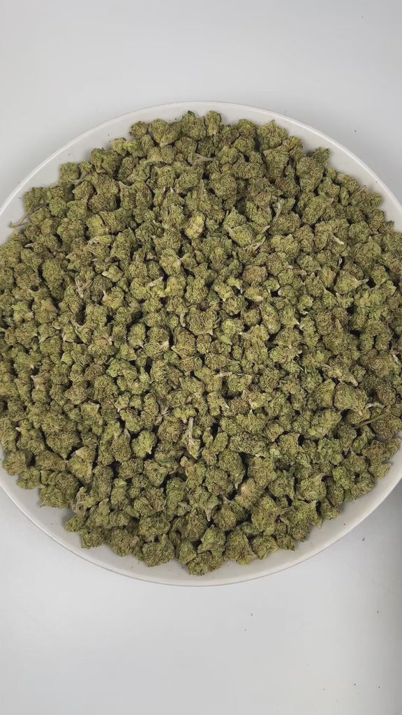 PUFFY Rock Bud (smalls) is an indica-dominant hybrid THCa strain, born from an elite 4-way fusion of Super Skunk × Afghani × Big Skunk Korean × Afghan Hawaiian. The aroma bursts with sweet, zesty lime notes, layered with a pungent, gassy undertone that teases the senses. Visually, dense green buds with hints of purple, fiery orange pistils, and a sparkling frost of trichomes. Consumers often experience a soaring, euphoric lift that clears the mind, gradually melting into full-body relaxation and serene ment