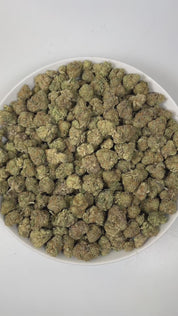 PUFFY Tangelo is a sativa-dominant hybrid THCa strain, born from a powerful cross between Tangerine Sunrise × Gorkle. The aroma bursts with bright, zesty oranges, intertwined with fresh pine notes and a distinctive funky undertone, creating a vibrant and memorable scent profile. Visually, dense green buds with purple hues and fiery orange pistils are coated in sticky trichomes. Consumers often report an uplifting and energizing experience, delivering euphoria, enhanced sociability, heightened creativity, a 