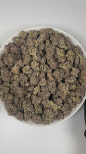 PUFFY Candy Pop is a balanced hybrid THCa strain, born from the legendary pairing of Alien Cookies F2 with a Miracle 15OG Kush × Blue Dream. Aroma bursts with juicy grape, sweet candy, and a lively zesty twist, creating an irresistibly playful and uplifting scent. Visually, dense lime green buds with hints of purple, fiery orange pistils, and a sparkling frost of trichomes. Consumers often report an upbeat, feel-good buzz that opens up a happy, creative headspace and makes social moments flow effortlessly,