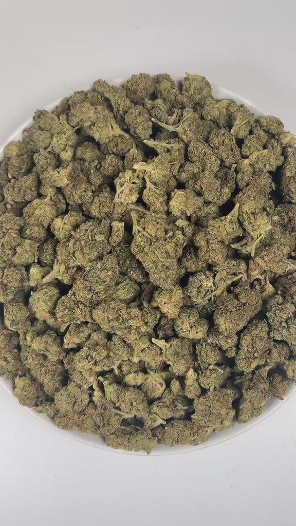 PUFFY Licorice Kush is an indica-dominant hybrid THCa strain, created by crossing the legendary AK‑47 with the renowned Hash Plant. The aroma opens with bright citrus notes, layered with rich woody undertones and a bold, pungent finish that commands attention. Visually, the buds are dense and forest-green, often adorned with vibrant orange pistils and a frosty layer of glistening trichomes. Consumers often report an initial euphoric lift, cerebral buzz, gradually followed by a relaxing, tingly body sensatio
