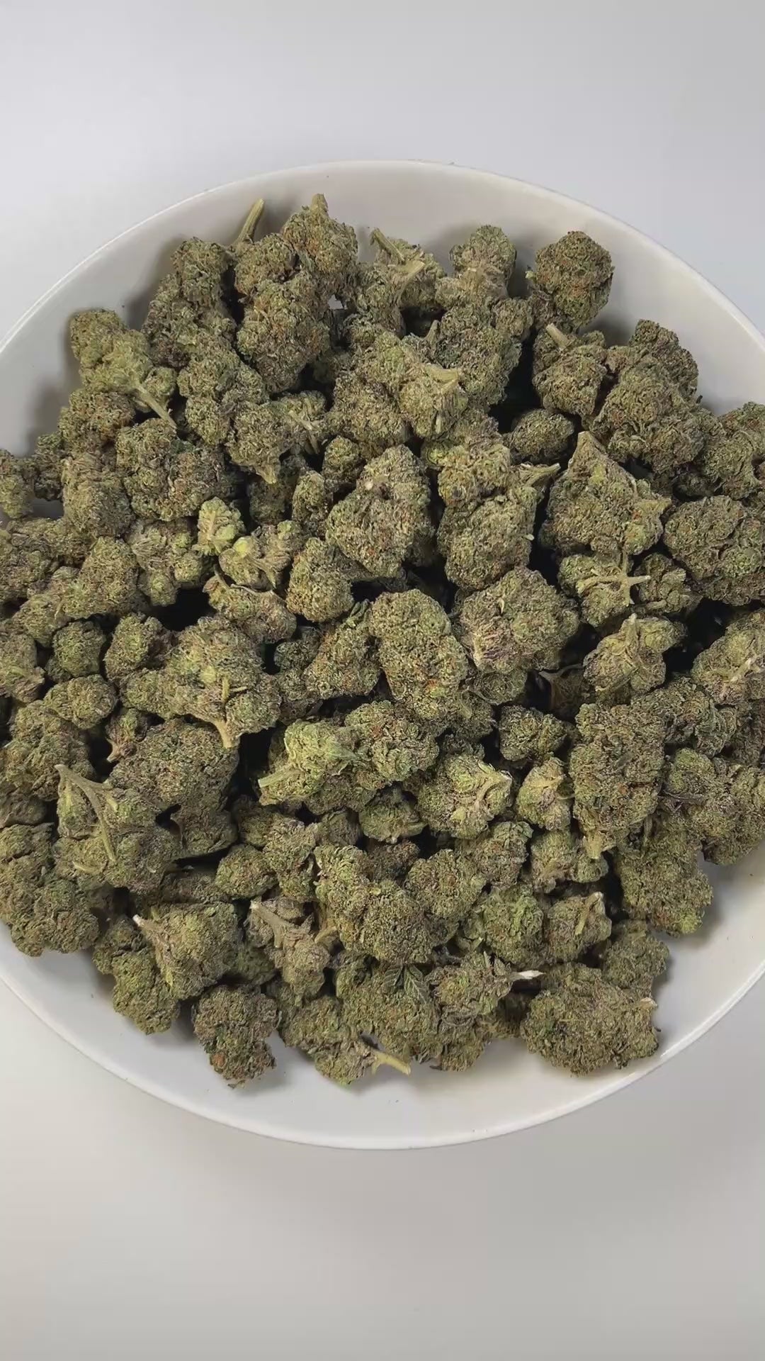 PUFFY Vanilla Waferz is a balanced hybrid THCa strain, created from the fusion of Wedding Cake and Sundae Driver. The aroma offers a warm blend of sweet vanilla and rich butter, rounded out by a soft, doughy scent reminiscent of fresh baked goods. Visually, the buds are dense with vibrant green hues, accented by bright orange pistils and a sparkling layer of white crystalline trichomes. Consumers often report a gradual onset that begins with uplifting euphoria and mental calm, followed by soothing body rela