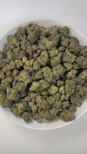 PUFFY Vanilla Waferz is a balanced hybrid THCa strain, created from the fusion of Wedding Cake and Sundae Driver. The aroma offers a warm blend of sweet vanilla and rich butter, rounded out by a soft, doughy scent reminiscent of fresh baked goods. Visually, the buds are dense with vibrant green hues, accented by bright orange pistils and a sparkling layer of white crystalline trichomes. Consumers often report a gradual onset that begins with uplifting euphoria and mental calm, followed by soothing body rela