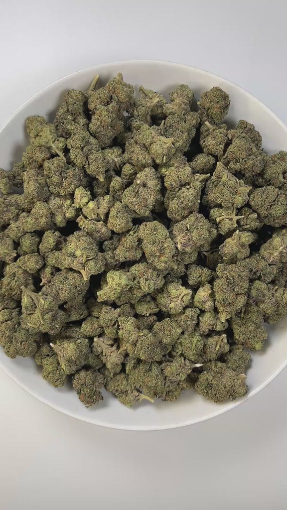 PUFFY Vanilla Waferz is a balanced hybrid THCa strain, created from the fusion of Wedding Cake and Sundae Driver. The aroma offers a warm blend of sweet vanilla and rich butter, rounded out by a soft, doughy scent reminiscent of fresh baked goods. Visually, the buds are dense with vibrant green hues, accented by bright orange pistils and a sparkling layer of white crystalline trichomes. Consumers often report a gradual onset that begins with uplifting euphoria and mental calm, followed by soothing body rela