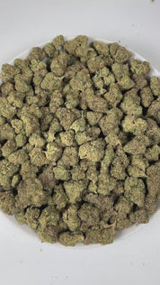 PUFFY Space Rocks is an indica-dominant hybrid THCa strain, born from the flavorful union of Space Queen and Rocky Mountain Blueberry. The aroma is a blend of fresh grass, delicate floral notes, and a grounding earthy undertone. Visually, the buds are dense and vibrant, with blue-green tones, orange pistils, and a frosty trichome coating. Consumers often report an uplifting cerebral buzz that sparks happiness, creativity, and energy, followed by a gentle, calming body effect that promotes relaxation.
