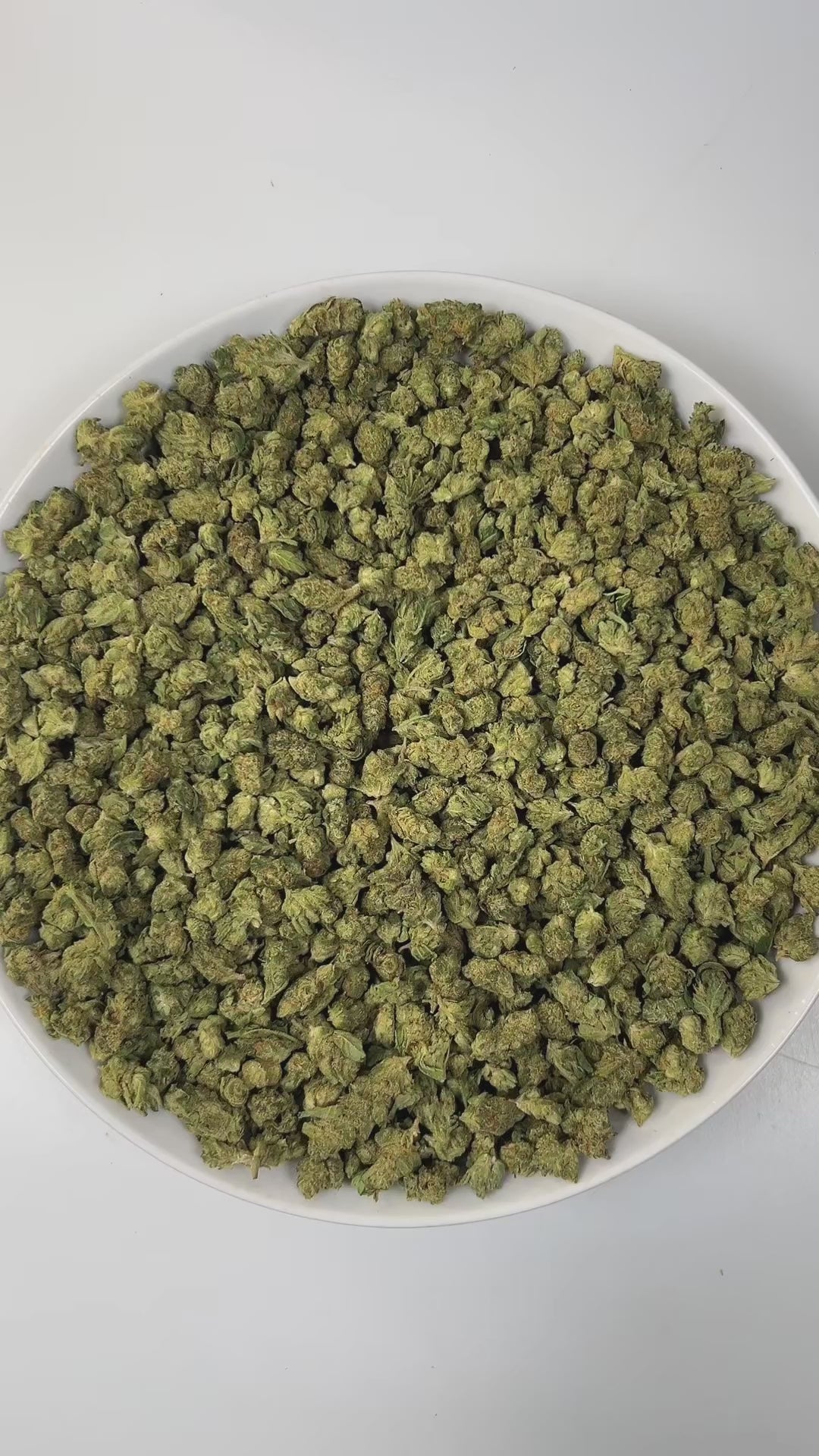 PUFFY Malibu OG (smalls) is an indica-dominant hybrid THCa strain, it is derived from a carefully selected phenotype of OG Kush genetics. The aroma is a vibrant blend of zesty citrus, earthy musk, and warm, spicy undertones. Visually, dense green buds with purple hues and fiery orange pistils are coated in sticky trichomes. Consumers often report feeling uplifted, energetic, and happy at lower to moderate doses, experiencing a relaxing and calming body ease