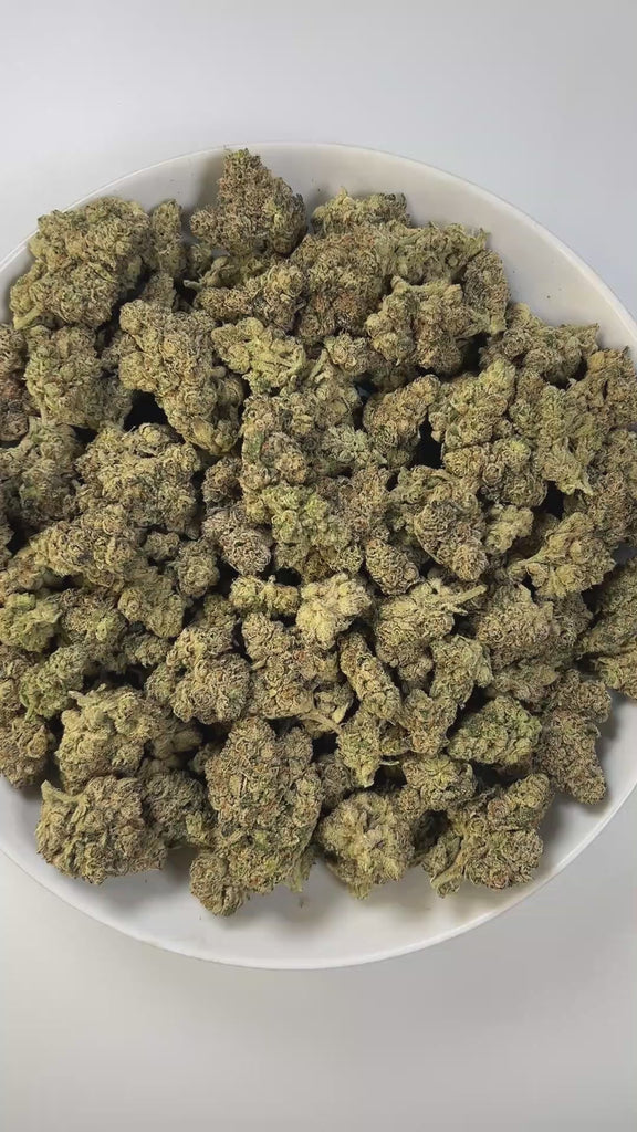 PUFFY LA Pop Rocks is an indica-dominant hybrid THCa strain, created from the potent pairing of Triangle Kush BX2 and Z Animal. The aroma delivers a sweet candy scent intertwined with pungent gas notes and a sharp, chemical undertone. Visually, the buds are long and pepper-shaped with a minty green hue, thick orange pistils, and a generous coating of bright white crystal trichomes. Consumers often report an initial energizing cerebral uplift that boosts mood and sparks creativity, followed by a smooth trans