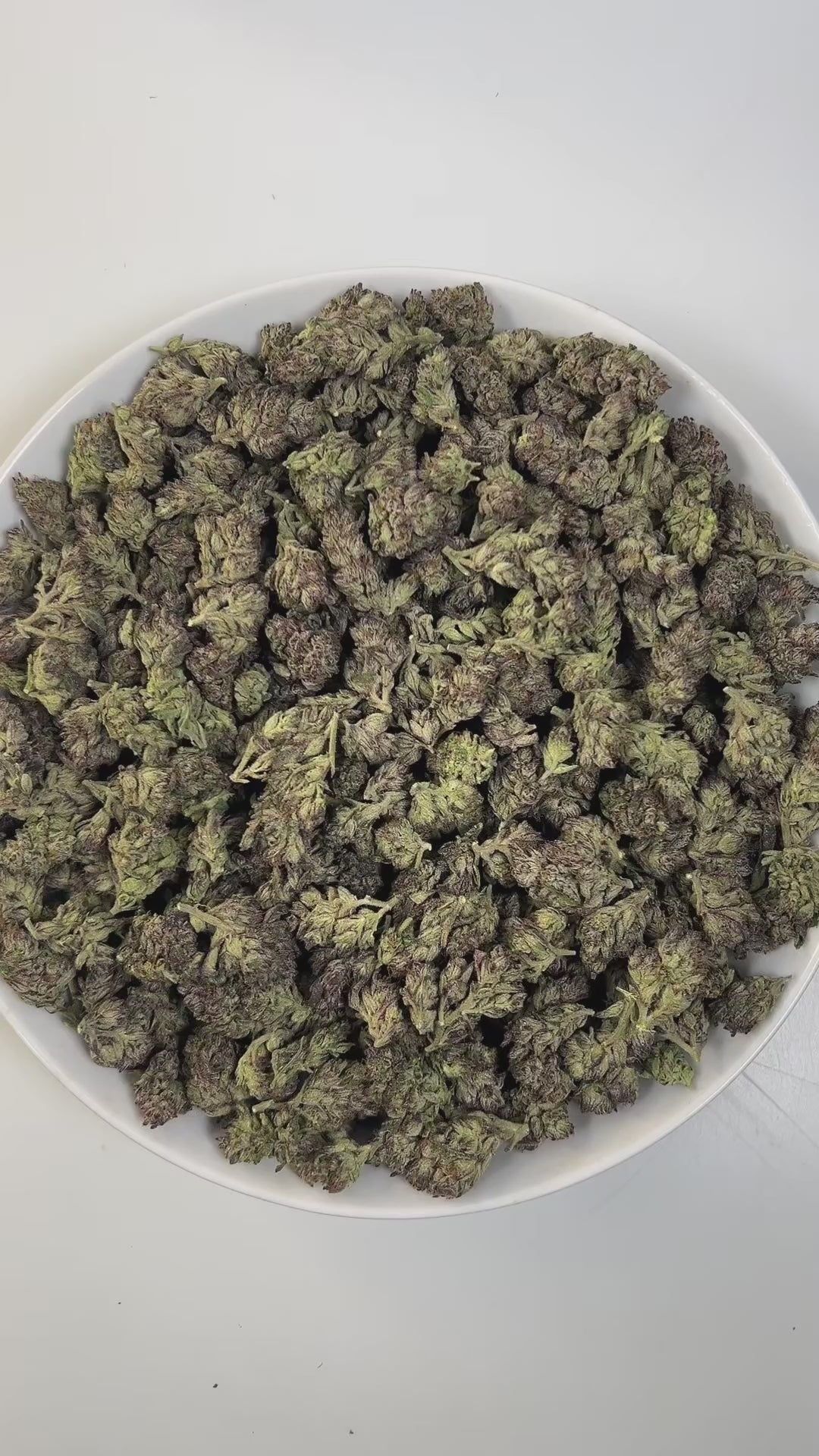 PUFFY Glazed Donut is a balanced hybrid THCa strain, born from the flavorful fusion of Grape Slushie and Purple Punch. The aroma opens with sweet, sugary notes, followed by a smooth creamy richness and finished with a distinct gassy edge that adds depth and complexity. Visually, dense olive-green buds with purple accents and fiery orange pistils are coated in sticky, glistening trichomes. Consumers often report a gradual cerebral euphoria and uplifted mood, paired with deep full-body relaxation, leaving the