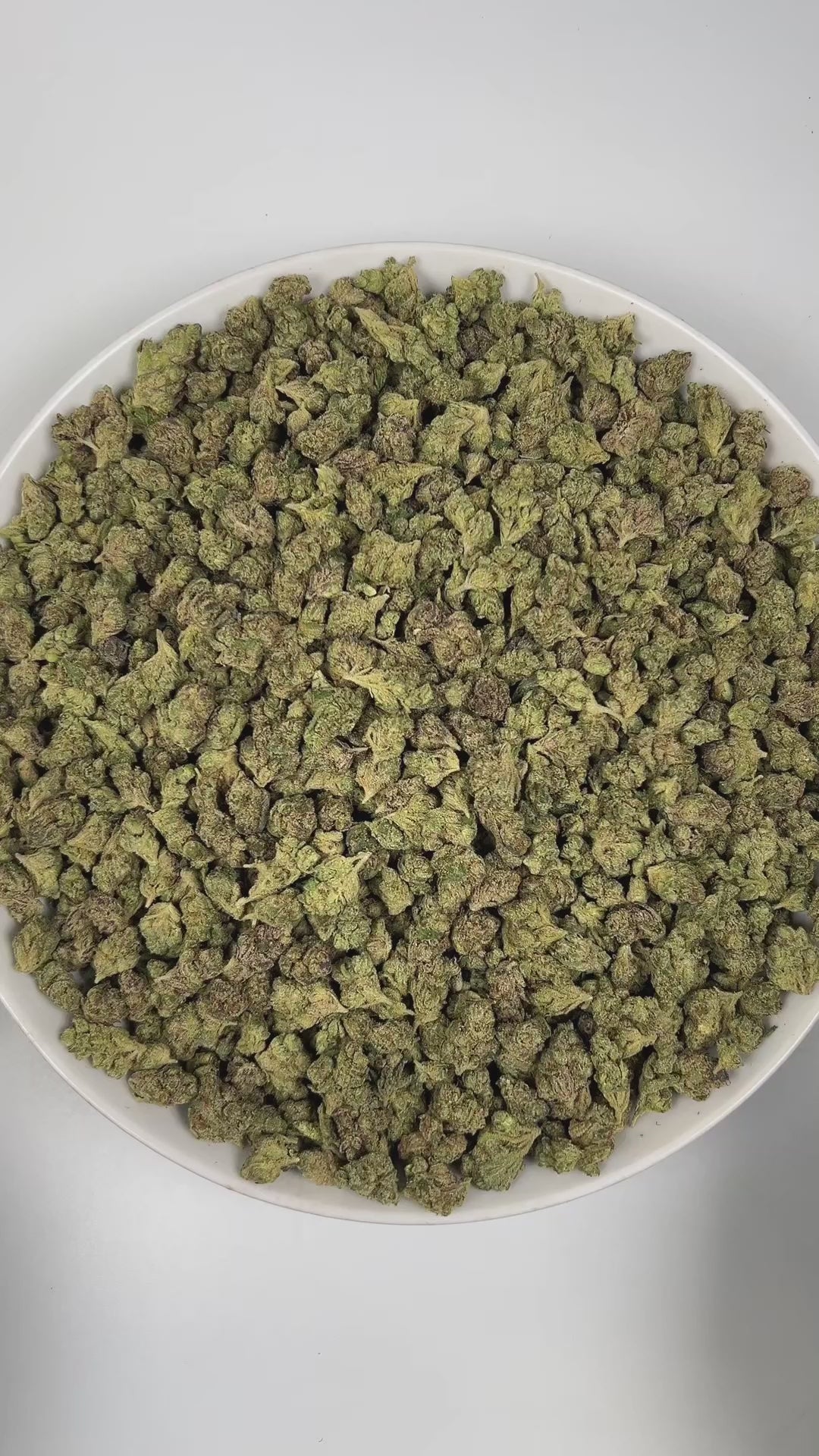 PUFFY Russian Creme (smalls) is an Indica-dominant hybrid THCa strain, created from a cross between White Widow × AK-47. The aroma entices with sweet, creamy notes complemented by a warm, woody undertone. Visually, the dense buds display rich forest-green with hints of purple, bright orange pistils, and a sparkling layer of trichomes. Consumers frequently experience a lively rush of euphoria and mental clarity that sparks creativity, gradually melting into a soothing, tingling wave of full-body relaxation.