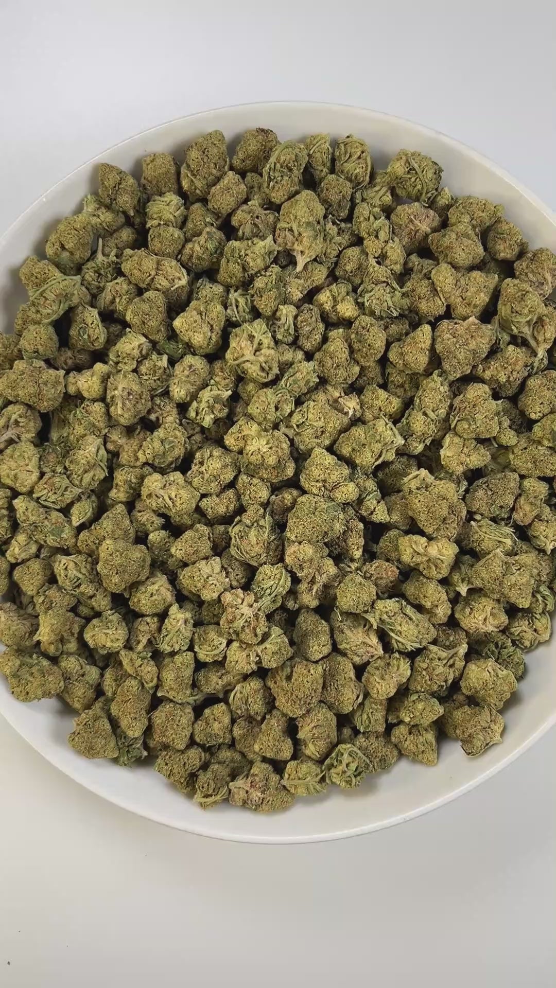 PUFFY Grape Gas is a balanced hybrid THCa strain, created from the fusion of Jet Fuel Gelato and Grape Pie. The aroma is a rich blend of earthy notes layered with herbal tones and a hint of warm spice. Visually, it shows deep violet tones with green leaves, orange pistils, and a sparkling coat of trichomes. Consumers often report a stimulating, blissful high that ignites creativity while a gentle body relaxation eases stress and enhances focus, ideal for social moments or creative pursuits.
