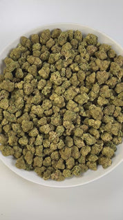 PUFFY Grape Gas is a balanced hybrid THCa strain, created from the fusion of Jet Fuel Gelato and Grape Pie. The aroma is a rich blend of earthy notes layered with herbal tones and a hint of warm spice. Visually, it shows deep violet tones with green leaves, orange pistils, and a sparkling coat of trichomes. Consumers often report a stimulating, blissful high that ignites creativity while a gentle body relaxation eases stress and enhances focus, ideal for social moments or creative pursuits.
