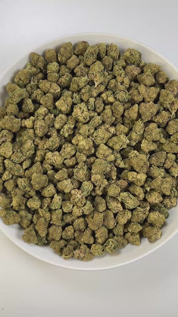 PUFFY Grape Gas is a balanced hybrid THCa strain, created from the fusion of Jet Fuel Gelato and Grape Pie. The aroma is a rich blend of earthy notes layered with herbal tones and a hint of warm spice. Visually, it shows deep violet tones with green leaves, orange pistils, and a sparkling coat of trichomes. Consumers often report a stimulating, blissful high that ignites creativity while a gentle body relaxation eases stress and enhances focus, ideal for social moments or creative pursuits.
