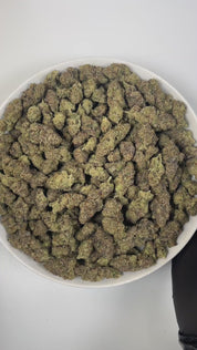 PUFFY Super Runtz is a hybrid THCa strain, expertly crafted from a potent cross between Super Lemon Cherry Gelato and Runtz. The aroma delights the senses with a luscious blend of tropical fruit, creamy undertones, and a grounding earthy richness. Visually, the buds feature chunky or elongated forms in deep green and purple, lit with orange pistils and coated in sugar-like frosty trichomes. Consumers often report an uplifting wave of euphoria that brightens the mood, gradually melting into deep relaxation w