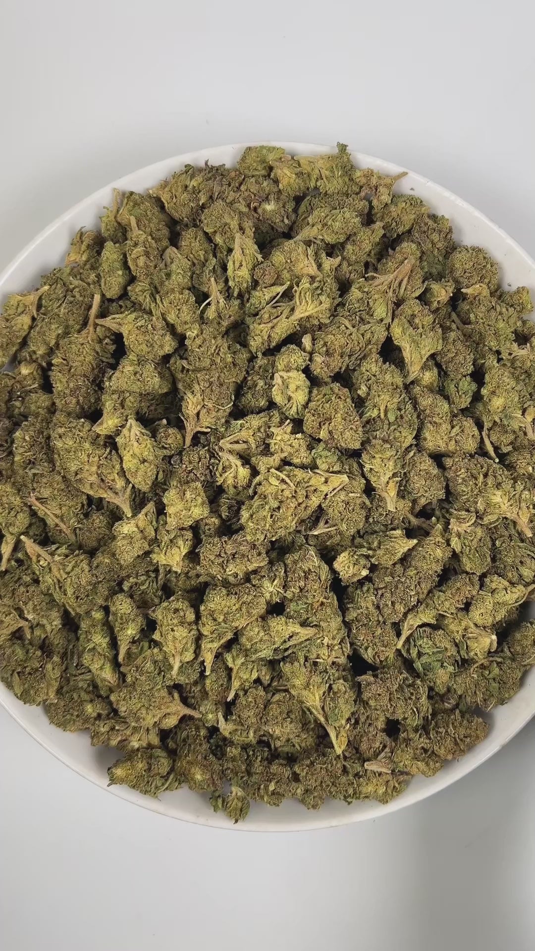 PUFFY Cream Pie is an indica-dominant hybrid THCa strain, created by crossing Wedding Cake × Triangle Kush. The aroma is a delightful blend of sweet cookies, subtle herbal notes, and a juicy hint of ripe peach. Visually, the dense buds boast vivid green and purple hues, bright orange pistils, and a sparkling layer of trichomes. Consumers often report a soothing body high and calming effects, with potential medical benefits for stress relief, chronic pain management, and improving sleep for those seeking rel