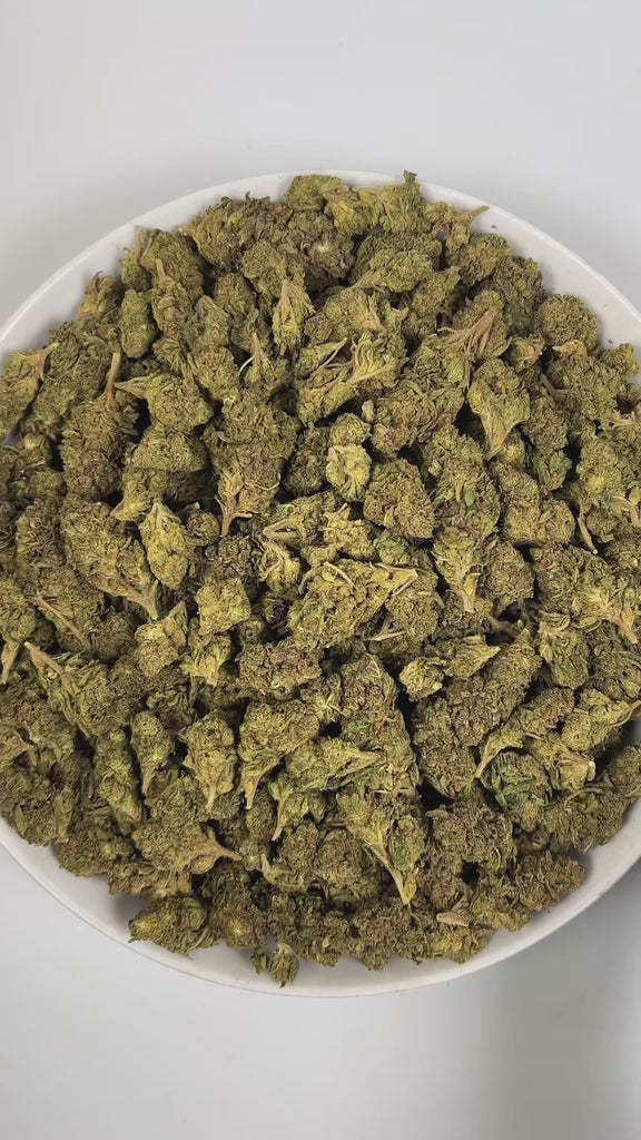 PUFFY Cream Pie is an indica-dominant hybrid THCa strain, created by crossing Wedding Cake × Triangle Kush. The aroma is a delightful blend of sweet cookies, subtle herbal notes, and a juicy hint of ripe peach. Visually, the dense buds boast vivid green and purple hues, bright orange pistils, and a sparkling layer of trichomes. Consumers often report a soothing body high and calming effects, with potential medical benefits for stress relief, chronic pain management, and improving sleep for those seeking rel