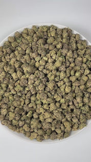 PUFFY Biscotti X Jealousy (smalls) is a balanced hybrid THCa strain, it’s a direct cross between Biscotti and Jealousy. The aroma is a captivating blend of freshly baked cookies, sweet berries, and a warm, nutty undertone that creates an irresistibly rich and comforting scent. Visually, the buds are dense and dark green with striking purple accents, adorned with vibrant orange pistils and coated in a sparkling layer of frosty trichomes. Consumers often report a balanced high, with an uplifting cerebral buzz