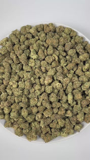 PUFFY Mimosa (smalls) is a sativa-dominant hybrid THCa strain, crafted from the legendary lineage of Clementine and Purple Punch. The aroma opens with delicate floral notes, bright citrus accents, and a subtle, spicy peppery finish. Visually, the buds are dense with rich green and purple hues, accented by vibrant orange pistils and a sparkling coating of trichomes. Consumers often report a cerebral high that is uplifting, happy, and energetic, often accompanied by gentle body relaxation, improved mood, redu