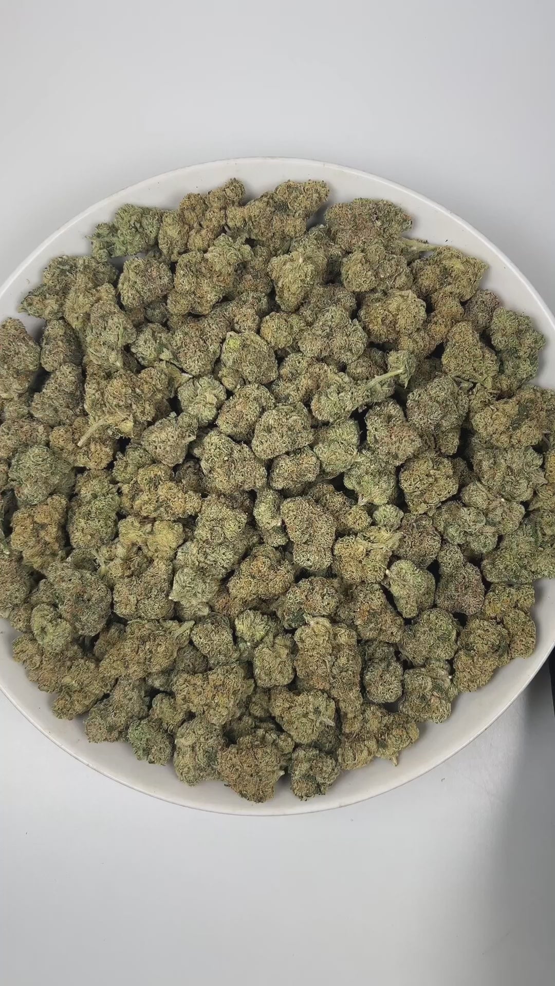 PUFFY Zuyaqui is a balanced hybrid THCa strain, crafted from the exceptional lineage of Dawg Walker and Horchata. The aroma is a vibrant blend of zesty lime wrapped in creamy, sweet undertones. Visually, the buds are tight and resin-rich, shifting from bright to forest green, with bold orange-red pistils and a frosty layer of trichomes. Consumers often report a sense of calm or mental ease, euphoria, and an uplifted mood, along with physical relaxation, enhanced creativity, and potential relief from stress,